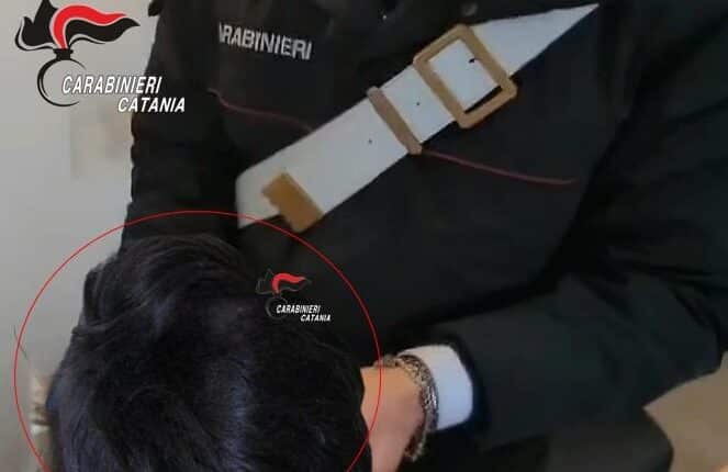 Catania: Il “toupet” come nascondiglio. Coppia di spacciatori arrestata dai Carabinieri