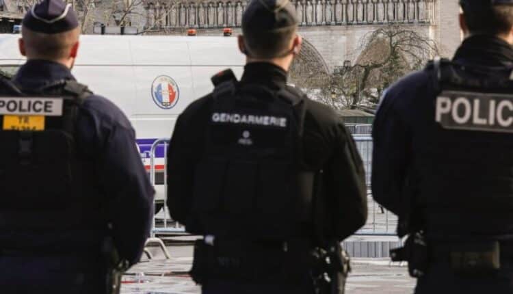 Francia, uomo lancia coltelli contro la Polizia e viene ucciso dagli agenti a Dugny, a nord di Parigi