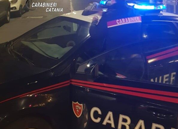 Catania: L’aggredisce alle spalle e le strappa il cellulare, arrestato 30enne