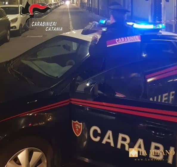 Catania: L’aggredisce alle spalle e le strappa il cellulare, arrestato 30enne