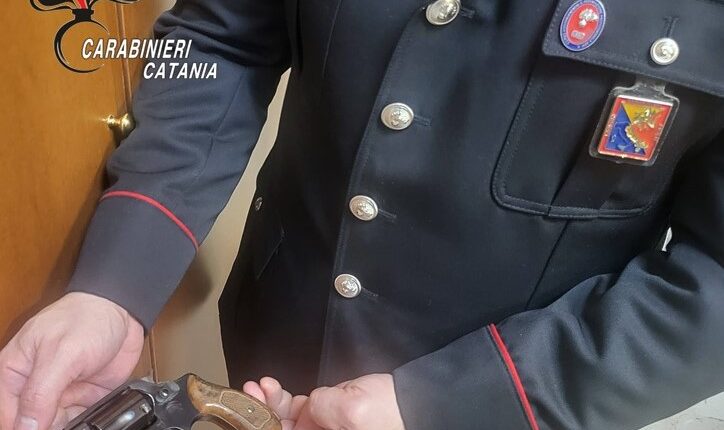 Bronte: Picchia e minaccia il confinante con una pistola, denunciato 67enne