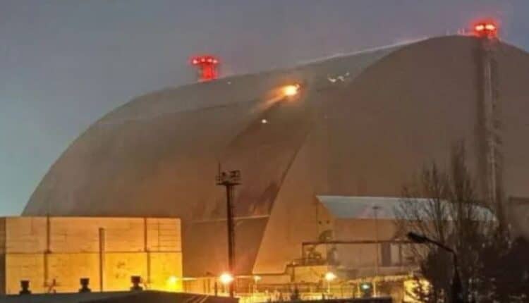 Chernobyl, drone russo colpisce la copertura del reattore 4: Zelensky "ogni attacco è una minaccia per il mondo intero"
