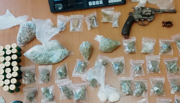 Napoli: Nascondeva armi e quasi 1kg di droga, arrestato 26enne
