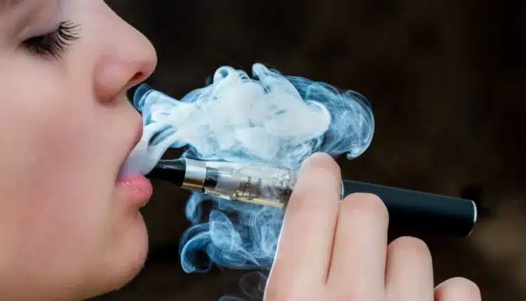 Napoli: caccia alle sigarette elettroniche illegali, i dispositivi sono utilizzati come nascondigli per le dosi di stupefacenti