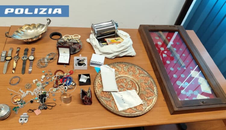 Napoli, arrestato 60enne che aveva rubato gioielli in un appartamento in provincia di Potenza