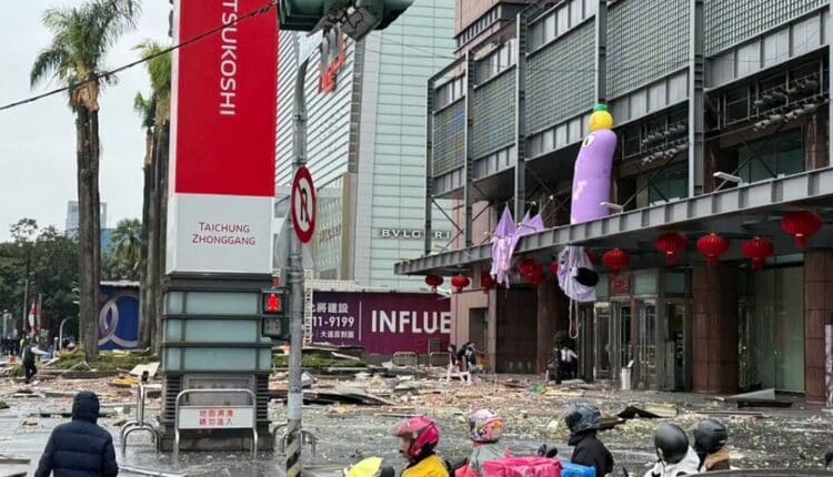 Taiwan, esplosione al dodicesimo piano di un centro commerciale provoca 4 morti e decine di feriti: le indagini in corso non escludono una fuga di gas 