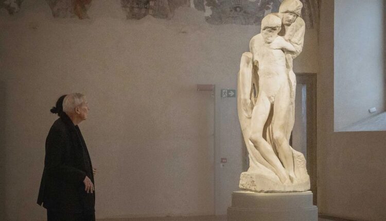 Robert Wilson protagonista del Salone del Mobile.Milano 2025 con l’opera “Mother” e la partecipazione a Euroluce