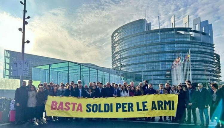 Protesta del Movimento 5 Stelle e del presidente Giuseppe Conte a Strasburgo: "Basta soldi alle armi"