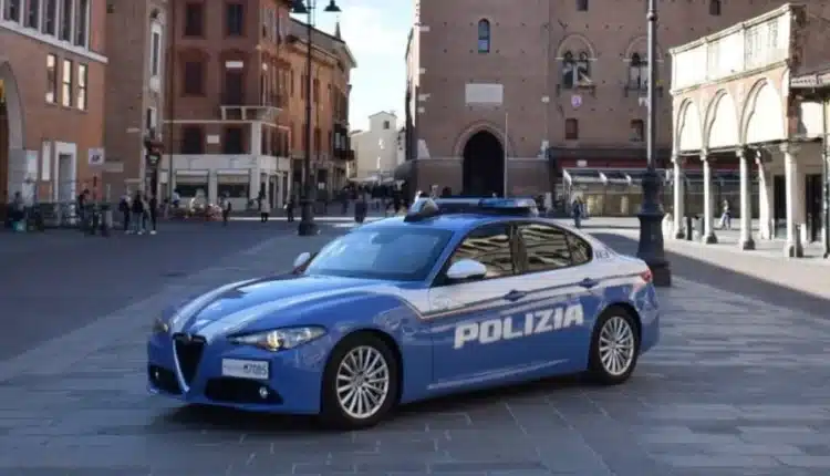 Bolzano, bambina disabile e la mamma minacciate con una bottiglia rotta e coperte di sputi da 2 gemelle