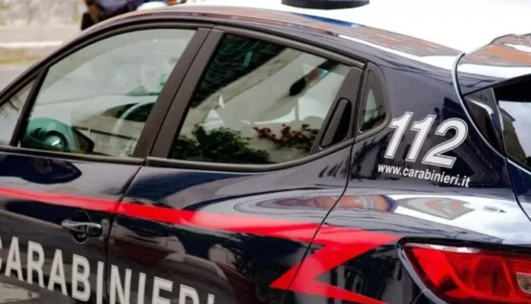 Aggressione sulla SS 318 a Valfabbrica: automobilista colpito con un bastone, denunciato un 24enne