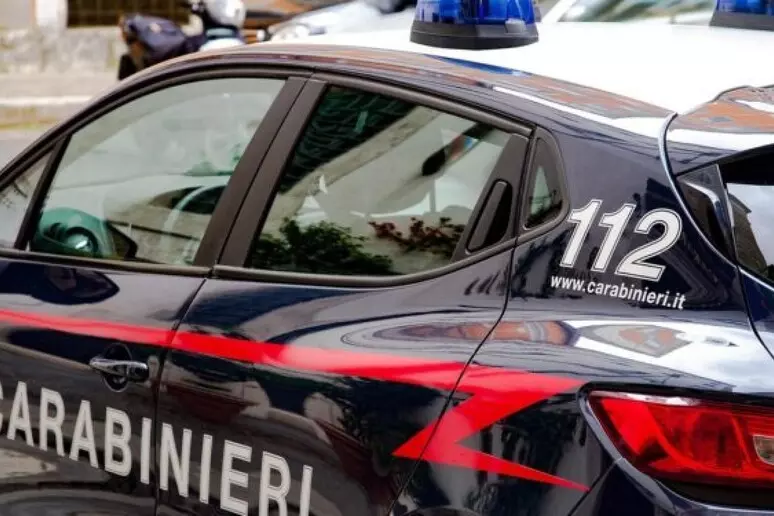 Aggressione sulla SS 318 a Valfabbrica: automobilista colpito con un bastone, denunciato un 24enne