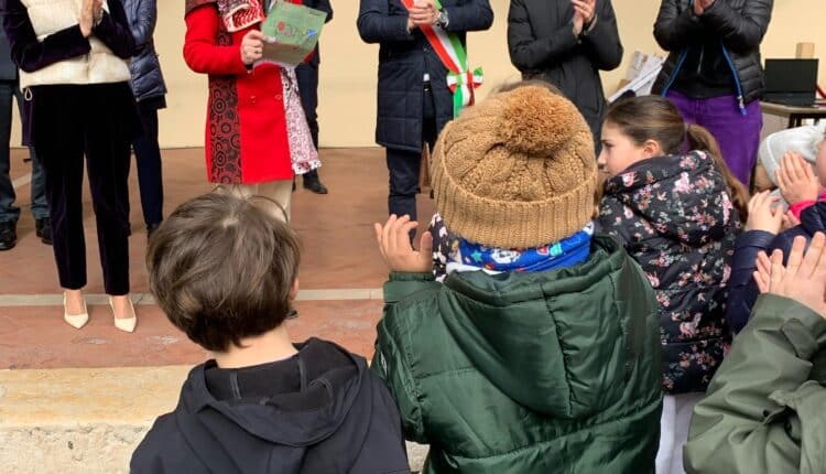 Pesaro, celebrato il giorno mondiale della poesia con l'iniziativa "Il Pane e le Rose" che ha coinvolto 1000 studenti