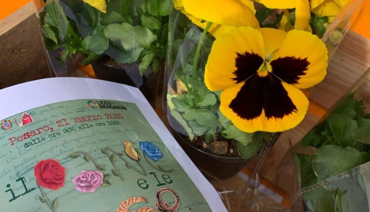 Pesaro, celebrato il giorno mondiale della poesia con l'iniziativa "Il Pane e le Rose" che ha coinvolto 1000 studenti