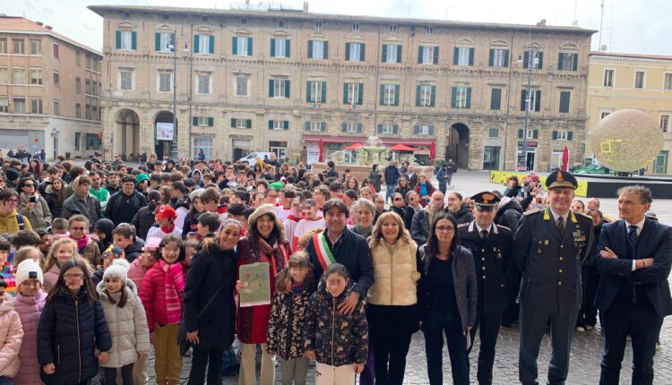 Pesaro, celebrato il giorno mondiale della poesia con l'iniziativa "Il Pane e le Rose" che ha coinvolto 1000 studenti