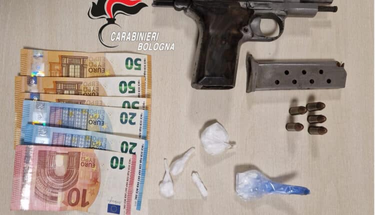 Bologna: 54enne straniero arrestato per spaccio, nella sua disponibilità una pistola, droga e soldi