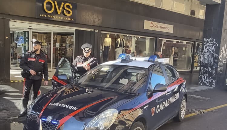 Bologna: Un cliente aggredisce un addetto alla sicurezza dell'OVS in Via dei Mille. 26enne arrestato dai Carabinieri