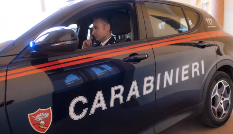 Bologna: spaventata dall'ex che la insegue per strada, si rifugia al dopo lavoro ferroviario