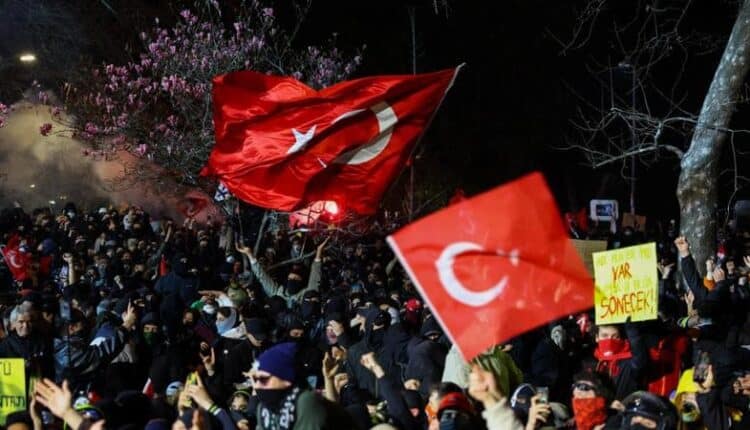 Turchia,  proseguono le proteste dopo l’arresto di Imamoglu: oltre 1.100 manifestanti fermati