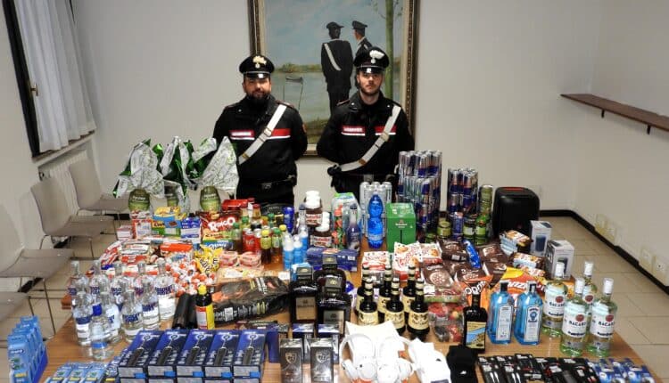Viadana (MN), arrestati 2 giovani per aver rubato in un supermercato merce per oltre 3 mila euro