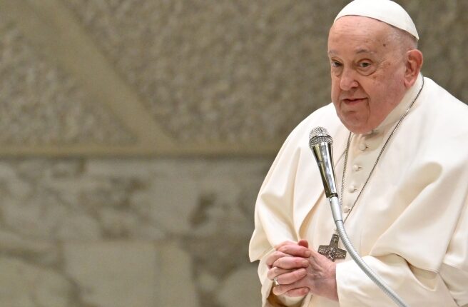 Papa Francesco, miglioramenti graduali: stop ossigeno notturno, incertezza sui riti di Pasqua