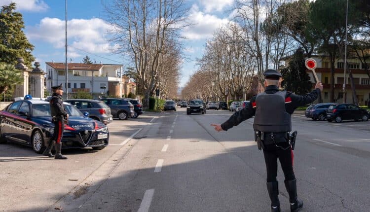 Jesi: investe due passanti con un camper, 30enne campano denunciato