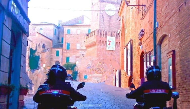 Pesaro, 24enne condannato a quasi 3 anni di carcere per violenza e minacce verso la madre anziana