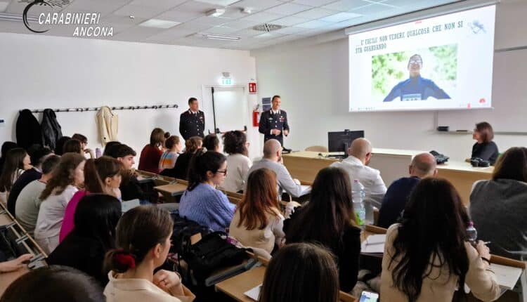 Ancona, i Carabinieri del SIS tengono una lezione sulla scena del crimine all'Università Politecnica delle Marche