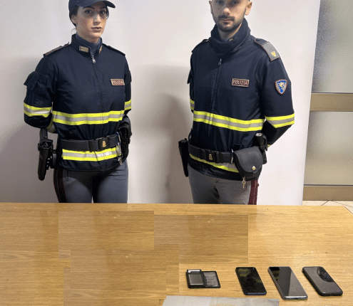 Rimini, furgone in panne sull'A14: la Polizia scopre 250mila euro di cocaina