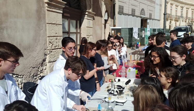 Siracusa: Primo Festival della Scienza. Incontri e attività per celebrare il genio di Archimede durante l'Einaudi Pi Greco Day 2025