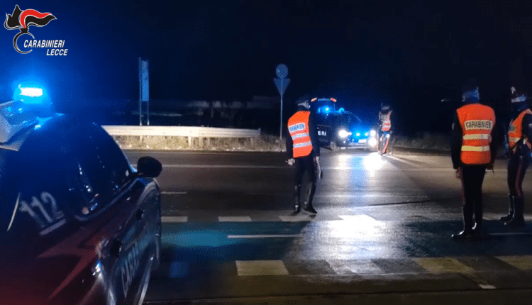 Campi Salentina: controllo a tappeto dei Carabinieri, identificate quasi 100 persone e ritirate 4 patenti