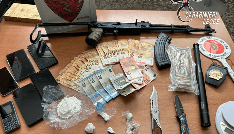 Monteroni di Lecce: Arma da guerra, droga e soldi in casa. Arrestati 2 fratelli dai Carabinieri