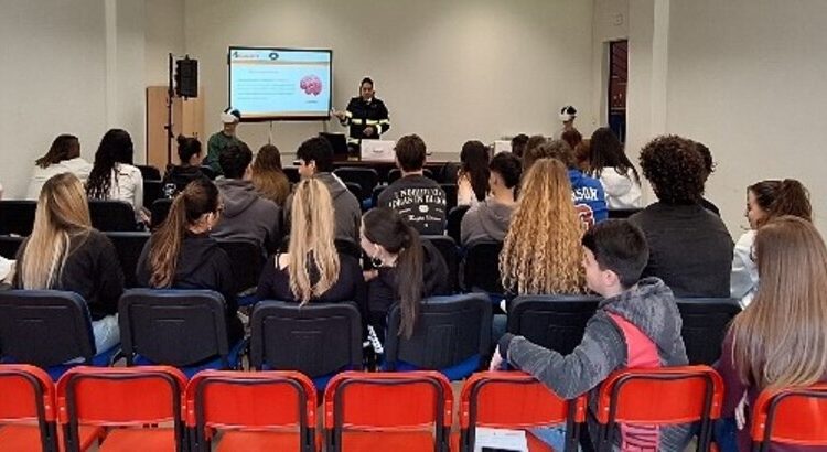 Praia a Mare, la Polizia Stradale promuove la sicurezza stradale con il "Progetto ICARO" al Liceo "Aldo Moro"