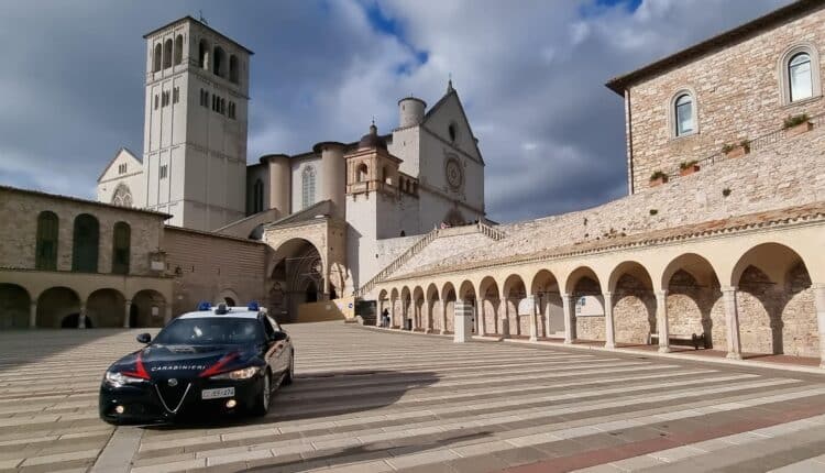 Assisi: marito e moglie arrestati dai Carabinieri per spaccio di sostanze stupefacenti