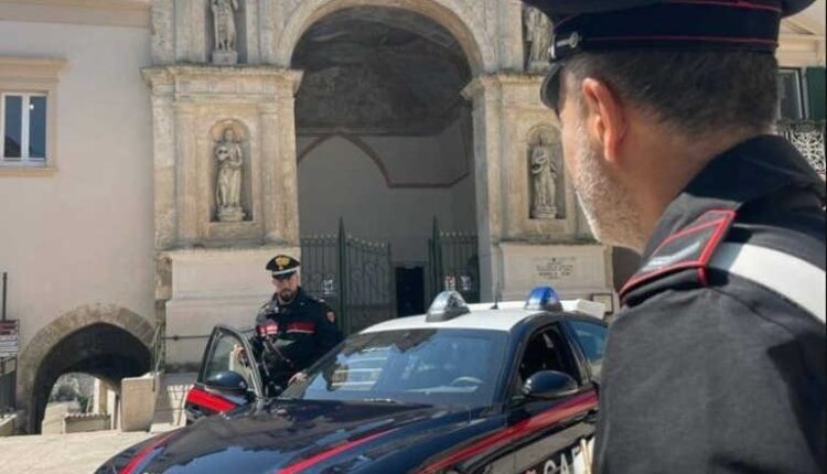 Matera, 49enne tenta di estorcere 500 euro a un commerciante fingendosi armato