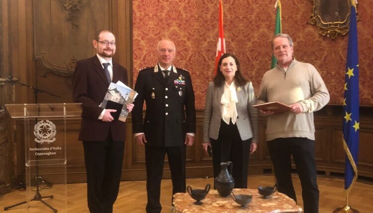 Cerimonia all'Ambasciata d'Italia a Copenaghen per la restituzione di reperti archeologici all'Italia