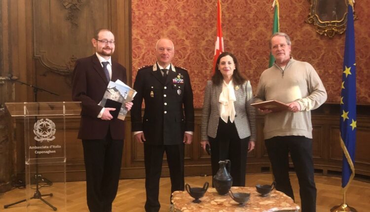 Cerimonia all'Ambasciata d'Italia a Copenaghen per la restituzione di reperti archeologici all'Italia