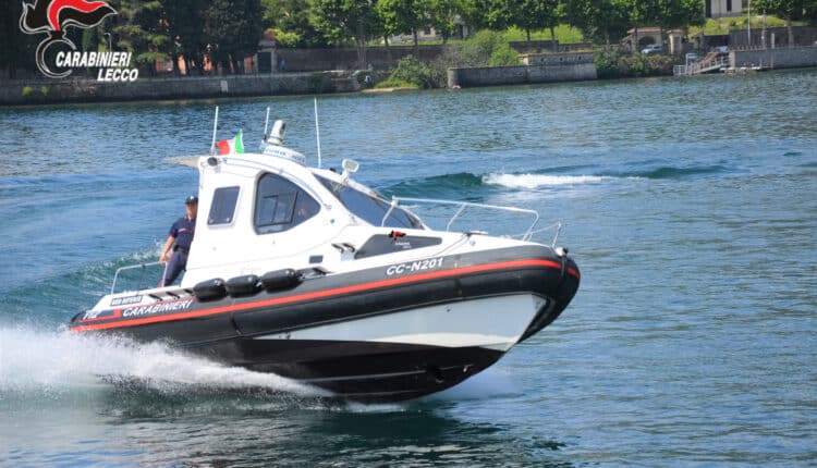 Lecco: Motovedetta dei Carabinieri salva "kitesurfer" in difficoltà nel lago