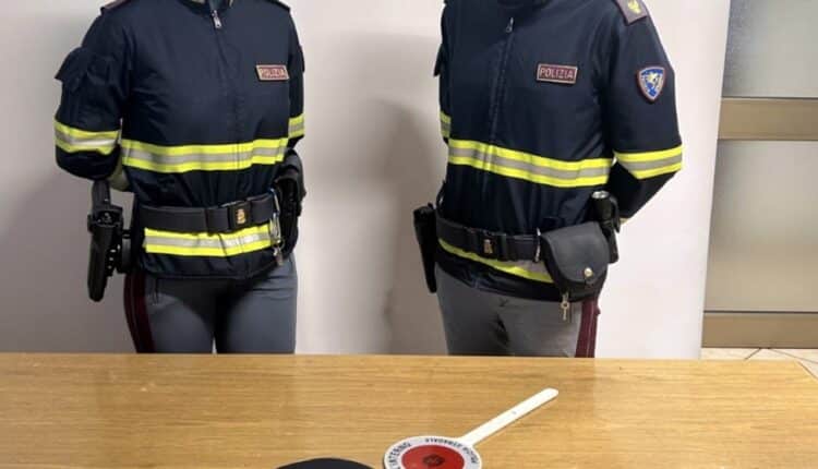 Forlì: Trasportano droga in A/14 ma il furgone va in avaria, arrestati 2 spacciatori