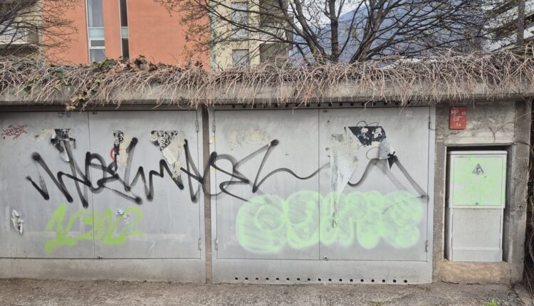 Bolzano, poliziotto fuori servizio ferma una writer anarchica mentre stava imbrattando un muro