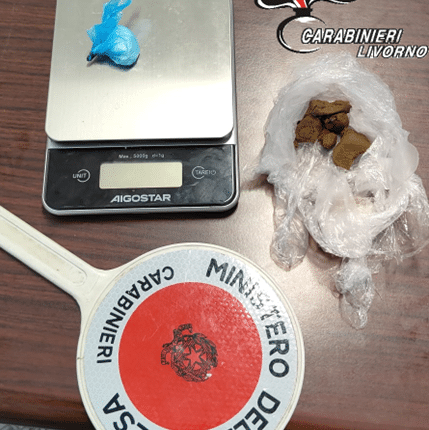 Denunciato 60enne a Livorno per spaccio di hashish, sequestrati 17 grammi