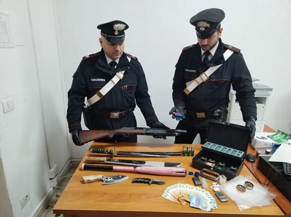 Arrestato 25enne per spaccio, detenzione di armi e maltrattamenti in famiglia a Pontinia