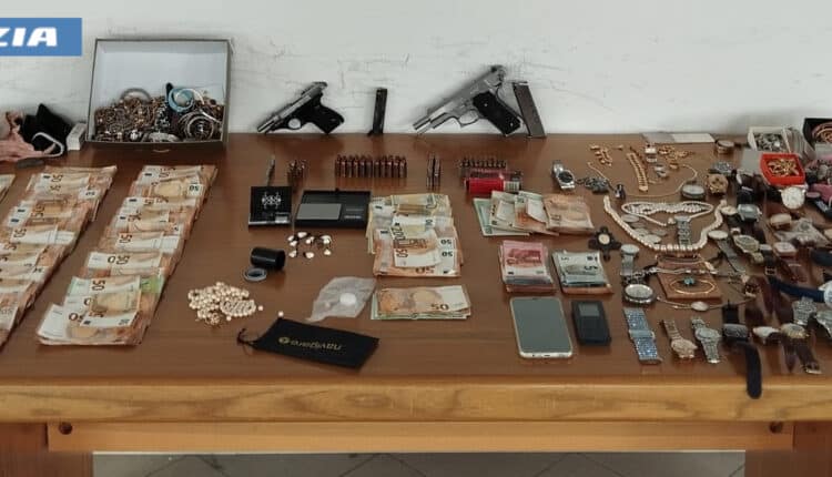 Ardea: Oltre 53 mila euro in contanti, droga, gioielli e 2 pistole scoperti in un'abitazione. 41enne arrestata dalla Polizia di Stato