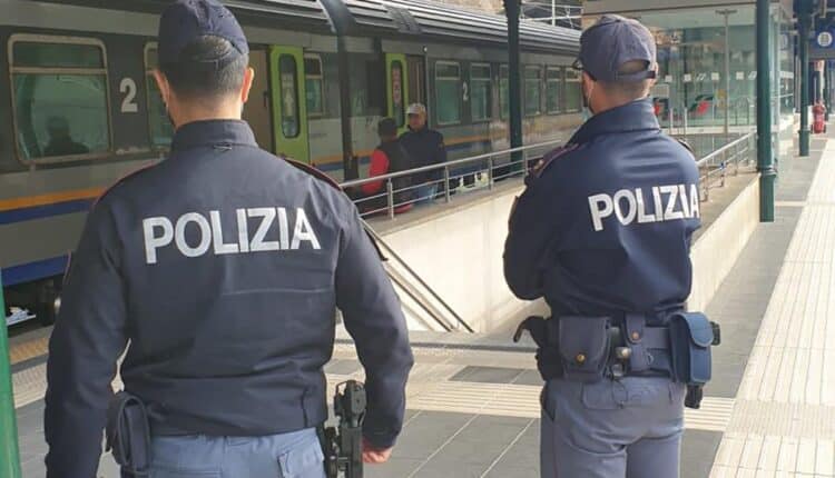 Genova: 40enne marocchino arrestato per furto e uso indebito di carte di credito, colto in flagrante dalla Polizia