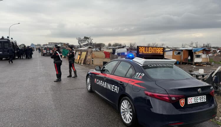 Qualiano, blitz dei Carabinieri nel campo Rom, sequestrati 17 veicoli e trovati 15 minori assenti da scuola