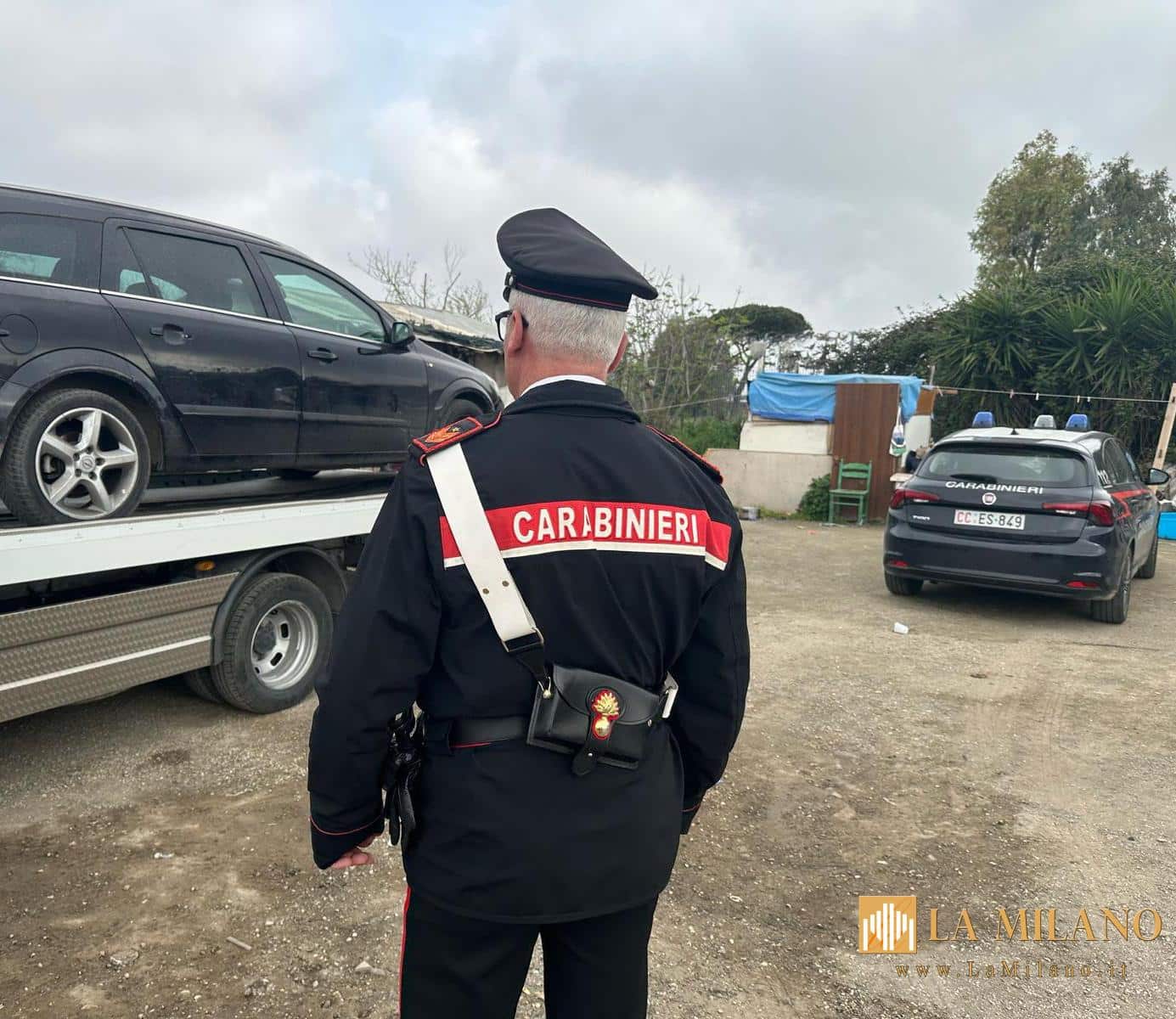 Qualiano, blitz dei Carabinieri nel campo Rom, sequestrati 17 veicoli e trovati 15 minori assenti da scuola