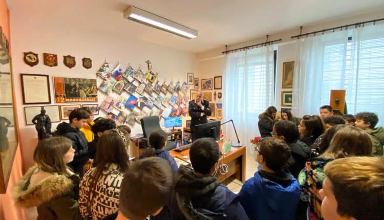 I ragazzi della Scuola Primaria "Giovanni Falcone" visitano la Stazione dei Carabinieri di Ancona
