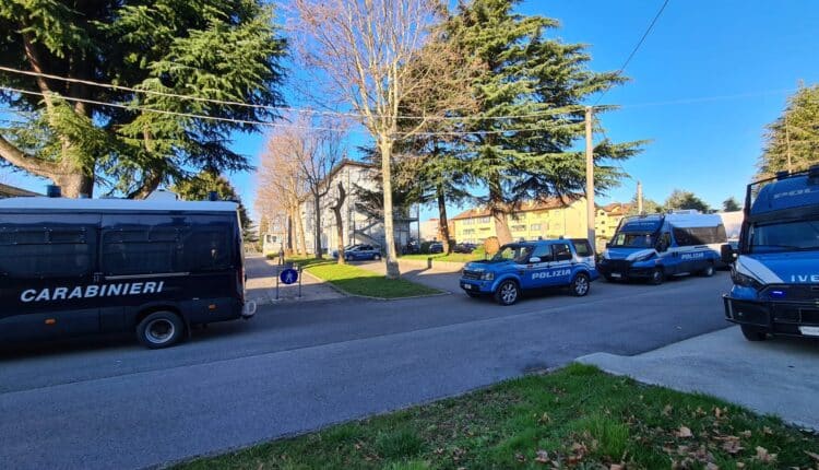 Udine: In 2 strutture di accoglienza per MSNA, rinvenute 50 armi improprie e armi bianche tra mazze, spranghe e lame affilate