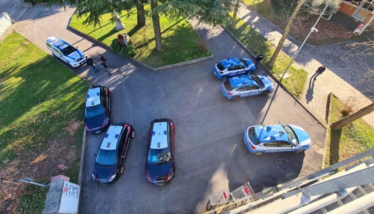 Udine: In 2 strutture di accoglienza per MSNA, rinvenute 50 armi improprie e armi bianche tra mazze, spranghe e lame affilate