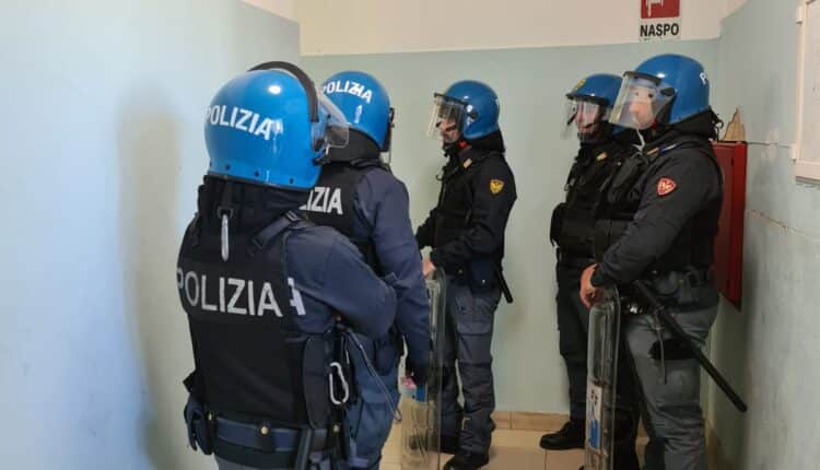Udine: In 2 strutture di accoglienza per MSNA, rinvenute 50 armi improprie e armi bianche tra mazze, spranghe e lame affilate