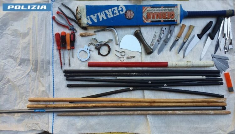 Udine: In 2 strutture di accoglienza per MSNA, rinvenute 50 armi improprie e armi bianche tra mazze, spranghe e lame affilate
